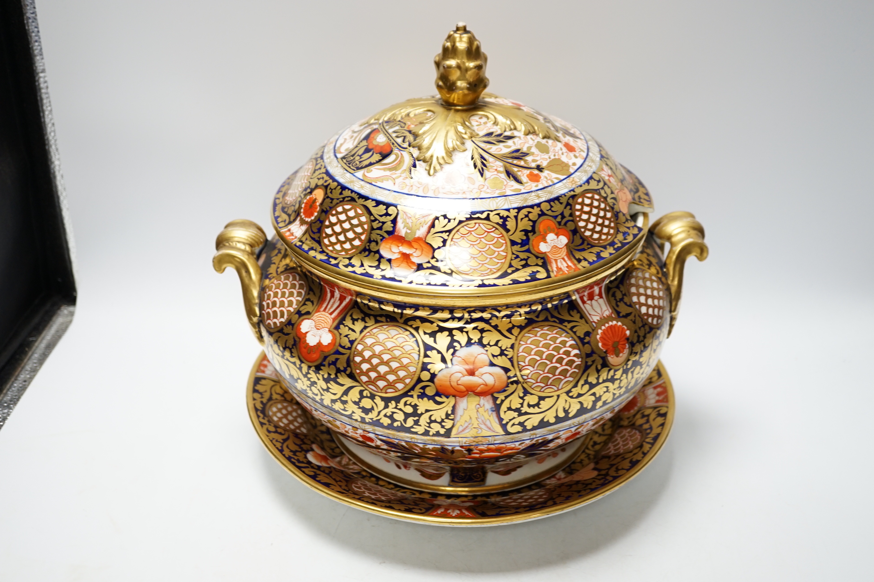 An early 19th century soup tureen on stand with cover, ‘Japan pattern’, 29cm high